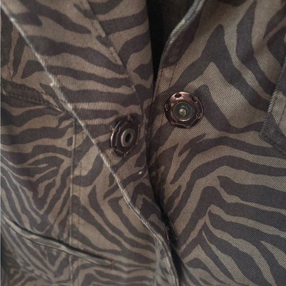 WHBM Espresso Zebra Print
Denim Jacket Size 12. Great Condition! - Picture 16 of 16